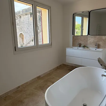 Villa D'exception Avec Jardin Face Au Rempart Sud *