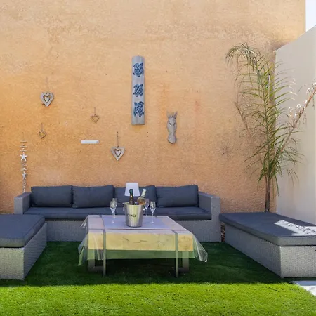 Jardin Bbq Piscine Enfants Mortes Intra Muros Aigues-Mortes